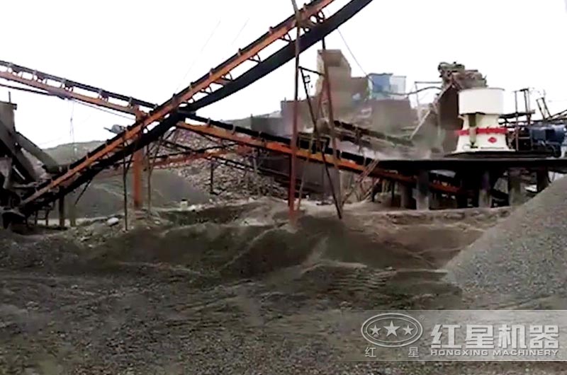 移動圓錐式破碎機(jī)現(xiàn)場 移動圓錐式破碎機(jī)現(xiàn)場