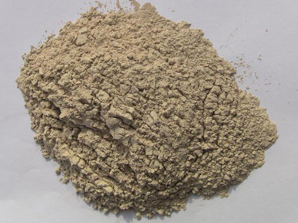 礬土性質 礬土主要成分是氧化鋁，為煉鋁和耐火材料的主要原料。白色或灰白色，因含鐵而呈褐黃或淺紅色。密度3.45g/cm3，硬度1～3，不透明，質脆。極難熔化，不溶于水，能溶于硫酸、氫氧化鈉溶液。 地區分布 中國鋁土礦資源比較豐富，在全國18個省、自治區、直轄市已查明鋁土礦產地205處，其中大型產地72處（不包括臺灣），主要分布在山西、山東、河北、河南、貴州、四川、廣西、遼寧、湖南等地。 投資前景 1.可用于煉鋁工業。用于國防、航空、汽車、電器、化工、日常生活用品等。 2.可用于精密鑄造。礬土熟料加工成細粉做成鑄模后精鑄。用于軍工、航天、通訊、儀表、機械及醫療器械部門。 3.可用于耐火制品。高鋁礬土熟料耐火度高達1780℃，化學穩定性強、物理性能良好。 4.硅酸鋁耐火纖維。用于鋼鐵、有色冶金、電子、石油、化工、宇航、原子能、國防等多種工業，消防人員可用耐火纖維布做成衣服。 5.制造礬土水泥、研磨材料、陶瓷工業以及化學工業可制鋁的各種化合物。 鋁礬土磨粉制備 鋁礬土粉是選用煅燒過的熟鋁礬土礦石用雷蒙磨加工制成的細粉，粒度通常為100目-325目，在耐火材料行業得到了廣泛的應用。通常加工的流程為先經顎式破碎機進行破碎，然后篩分進入鋁礬土雷蒙磨或鋁礬土超細磨粉機中，進行鋁礬土粉制備，使其應用更加廣泛。