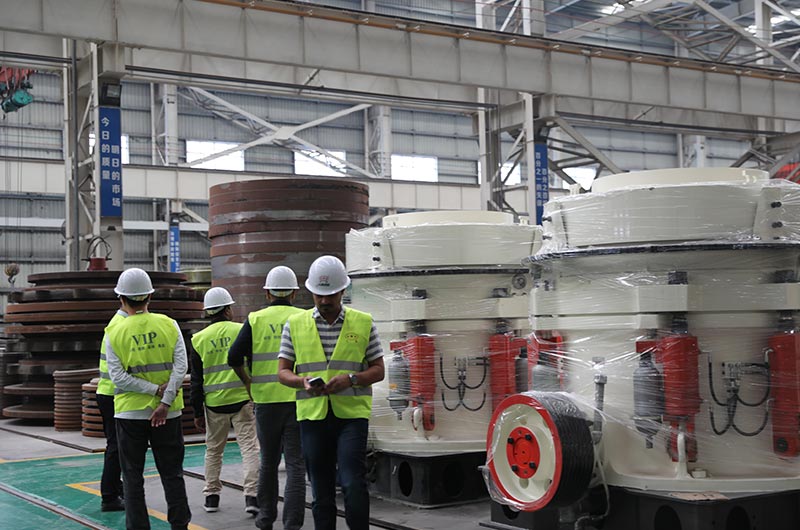 客戶一行來廠考察頁巖破碎機設(shè)備 客戶一行來廠考察頁巖破碎機設(shè)備