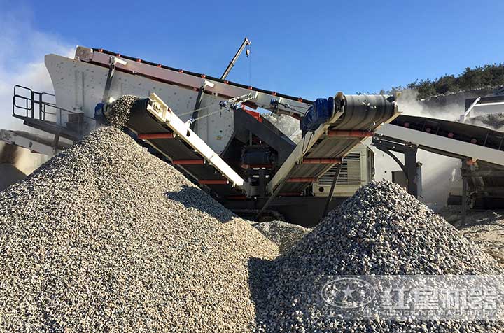 移動(dòng)圓錐碎石機(jī)作業(yè)現(xiàn)場物料圖