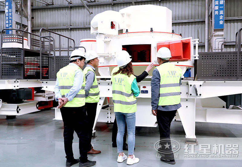 客戶來車間參觀，專業經理接待講解